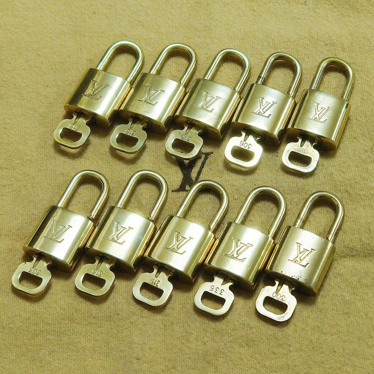 LOUIS VUITTON LV 10 SET PADLOCK KEY BAG CHARM CADENA GOLD PLATED FRANCE 37HA122