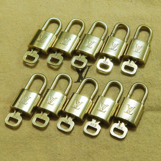 LOUIS VUITTON LV 10 SET PADLOCK KEY BAG CHARM CADENA GOLD PLATED FRANCE 37HA122