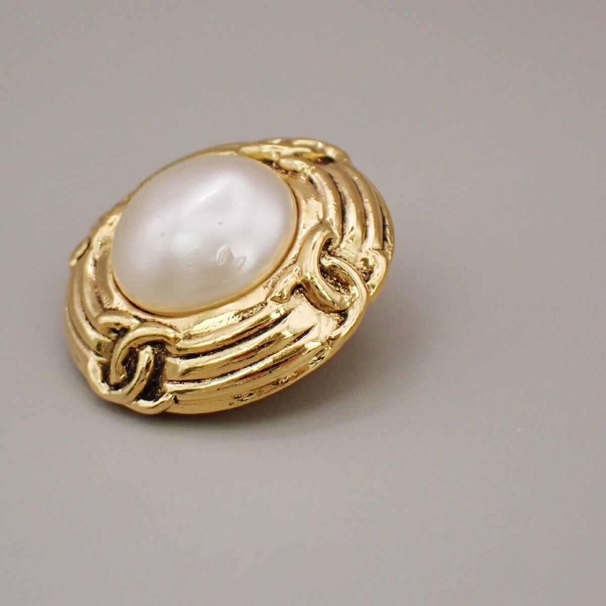 CHANEL CC Imitation Pearl Round Button Earrings 94P Clip-On Gold-Plated 33RK234