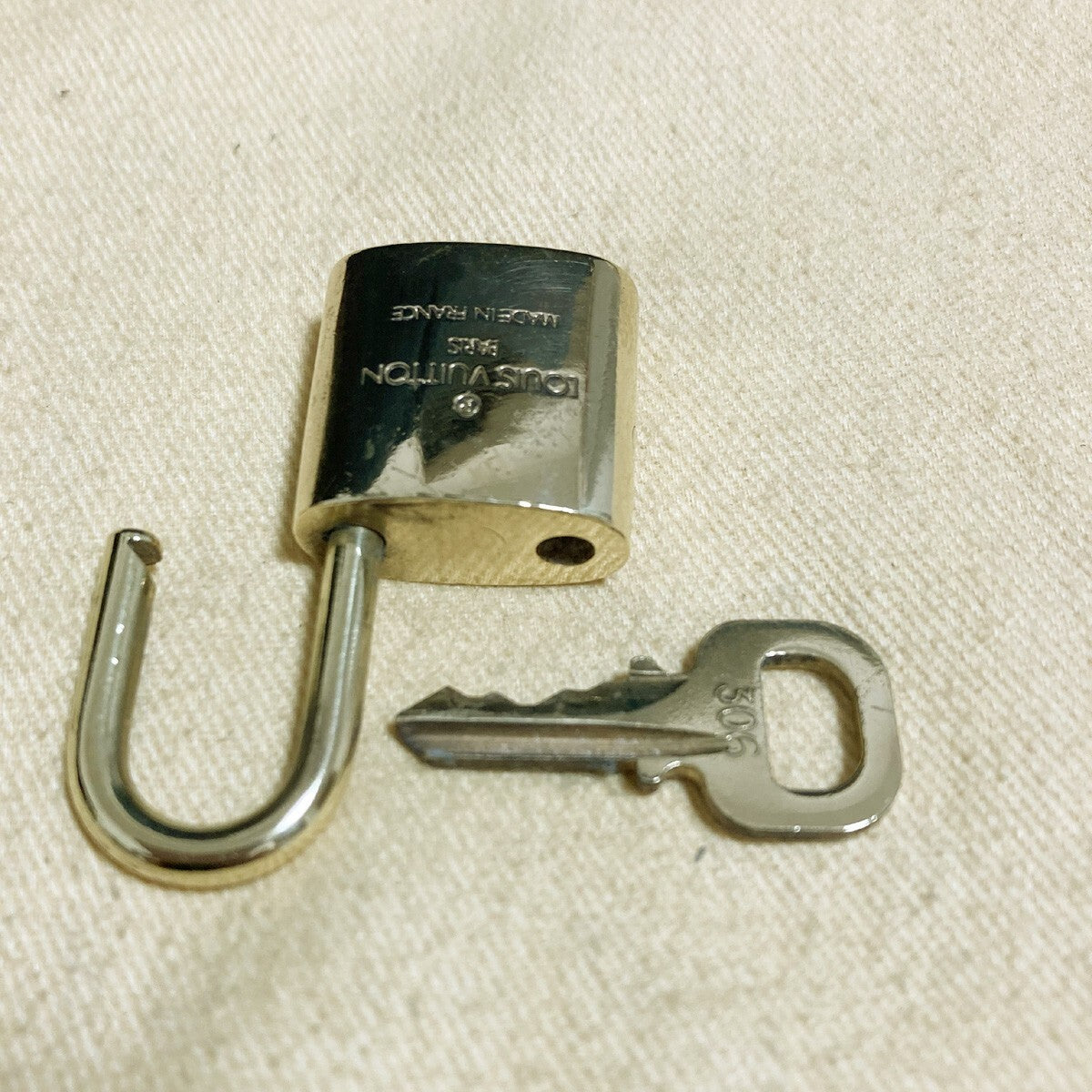 LOUIS VUITTON LV 10 SET PADLOCK KEY CHARM CADENA GOLD-PLATED FRANCE 33PDA173
