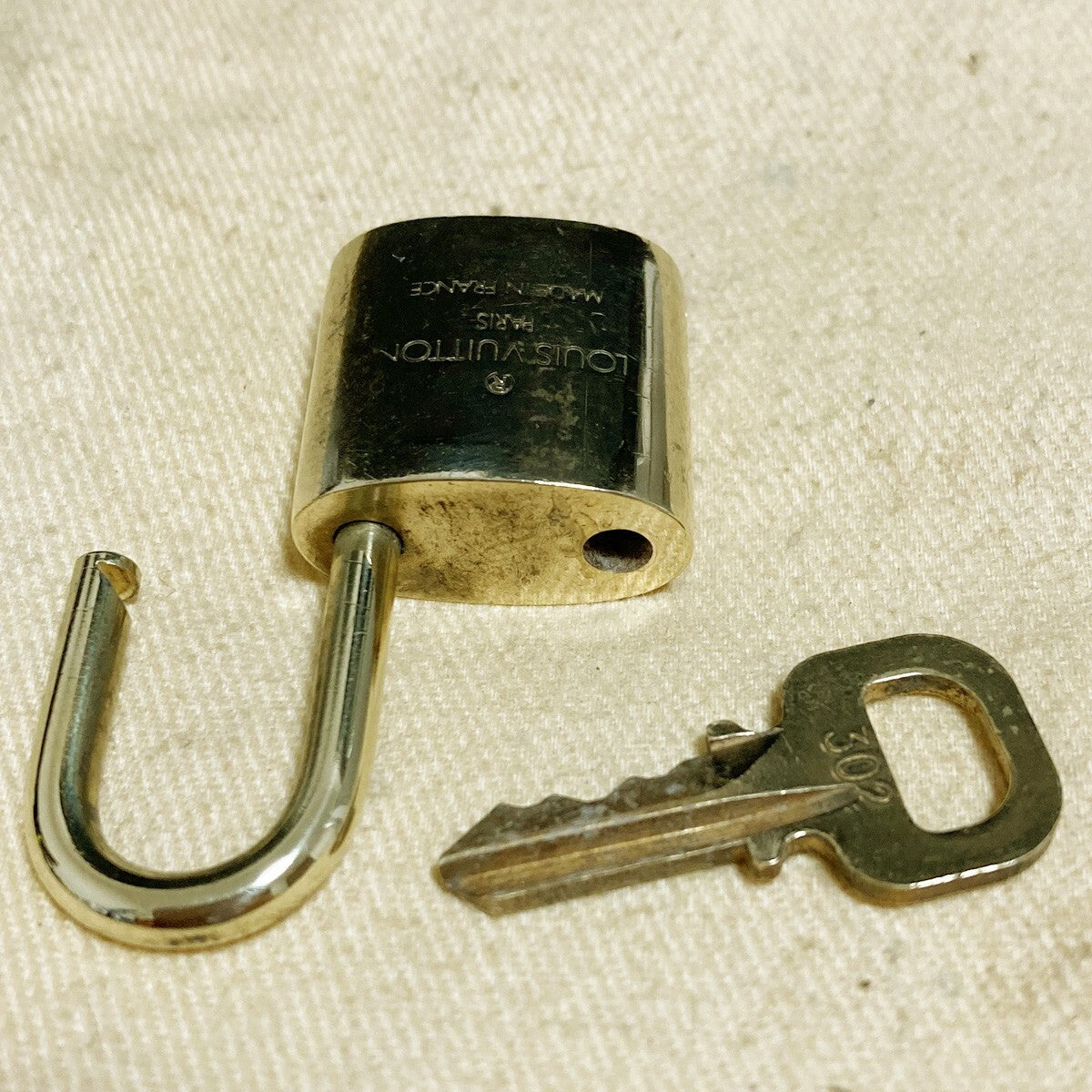 LOUIS VUITTON LV 10 SET PADLOCK KEY CHARM CADENA GOLD-PLATED FRANCE 31PDA236