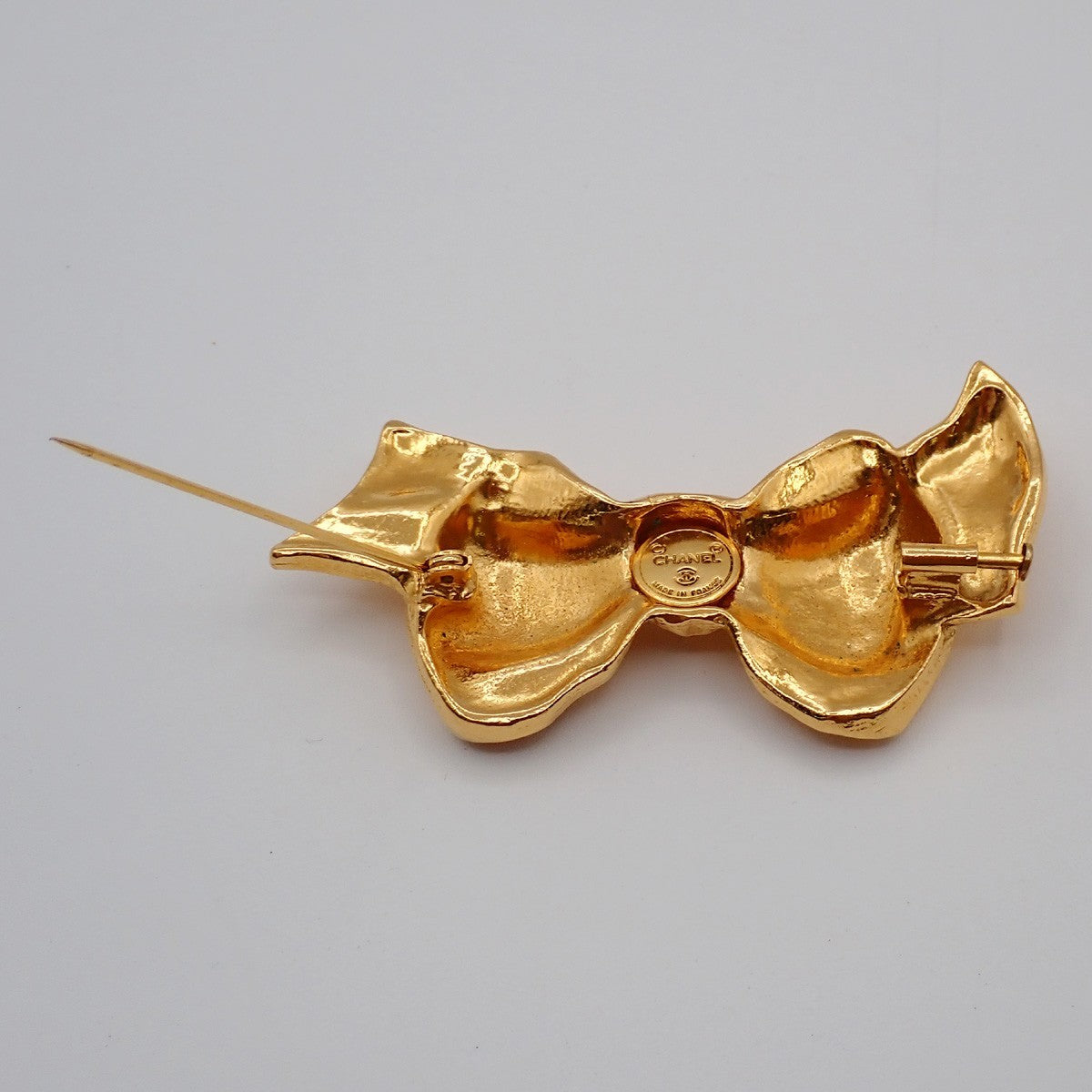 CHANEL CC Ribbon Bow Pin Brooch Gold France Vintage 30KC750
