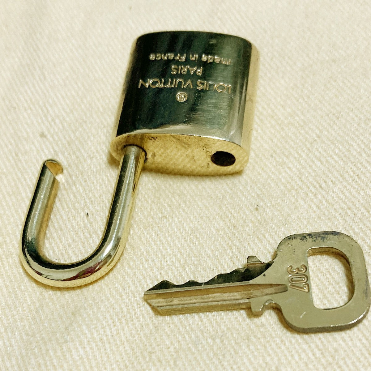 LOUIS VUITTON LV 10 SET PADLOCK KEY CHARM CADENA GOLD-PLATED FRANCE 37PDA264