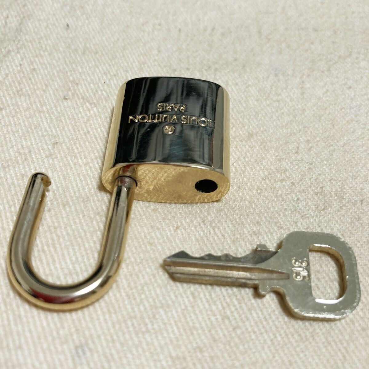 LOUIS VUITTON LV 10 SET PADLOCK KEY BAG CHARM CADENA GOLD-PLATED FRANCE 38pda106