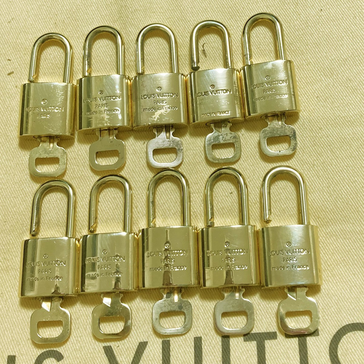 LOUIS VUITTON LV 10 SET PADLOCK KEY CHARM CADENA GOLD-PLATED FRANCE 37PDA292