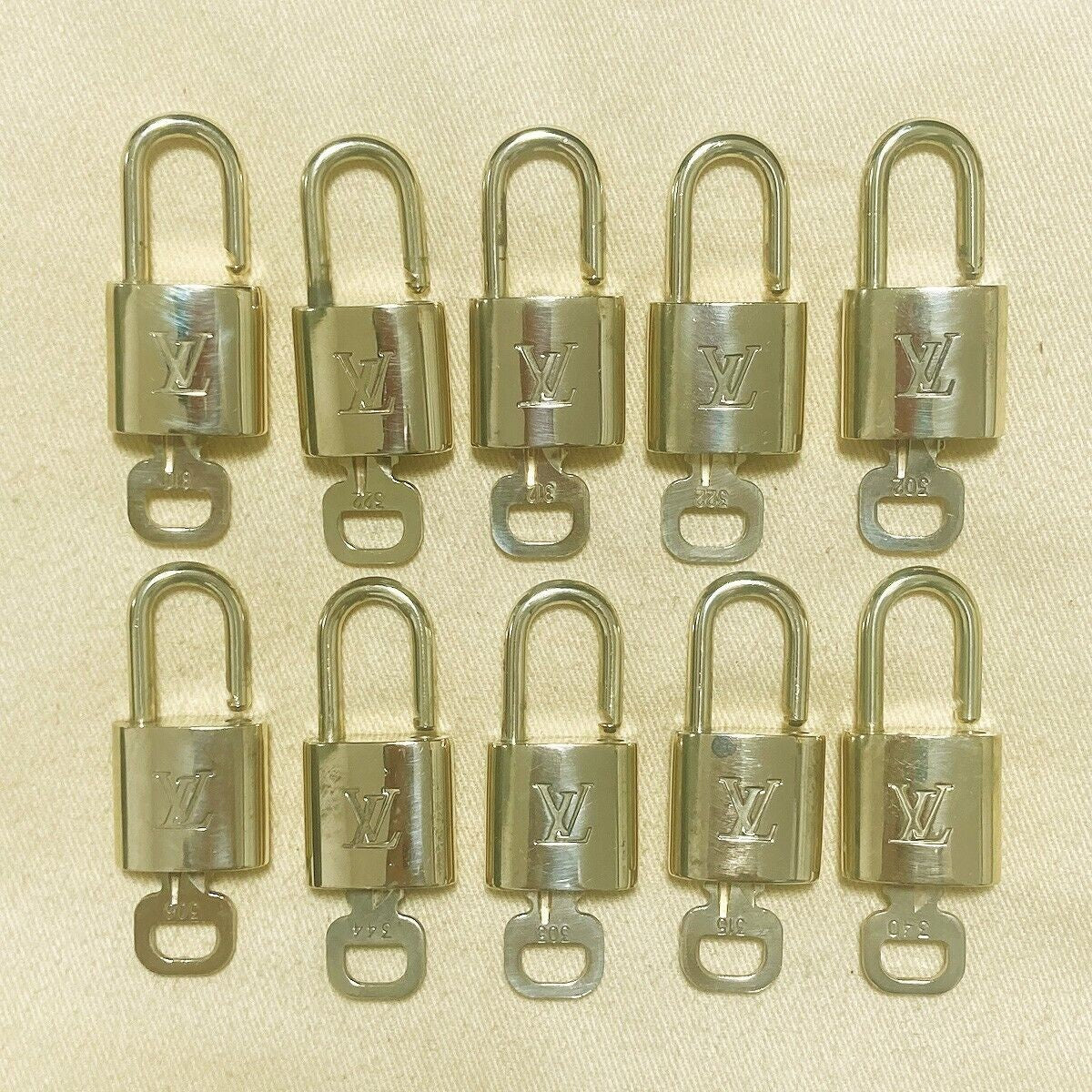 LOUIS VUITTON LV 10 SET PADLOCK KEY BAG CHARM CADENA GOLD PLATED FRANCE 33PDA100