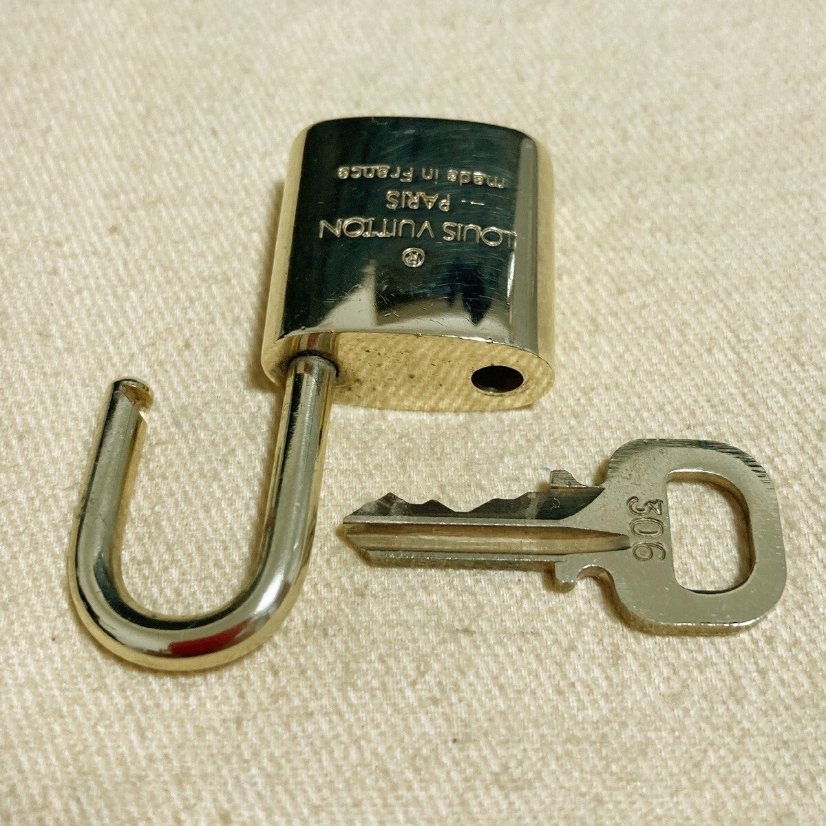 LOUIS VUITTON LV 10 SET PADLOCK KEY CHARM CADENA GOLD-PLATED FRANCE 33PDA146