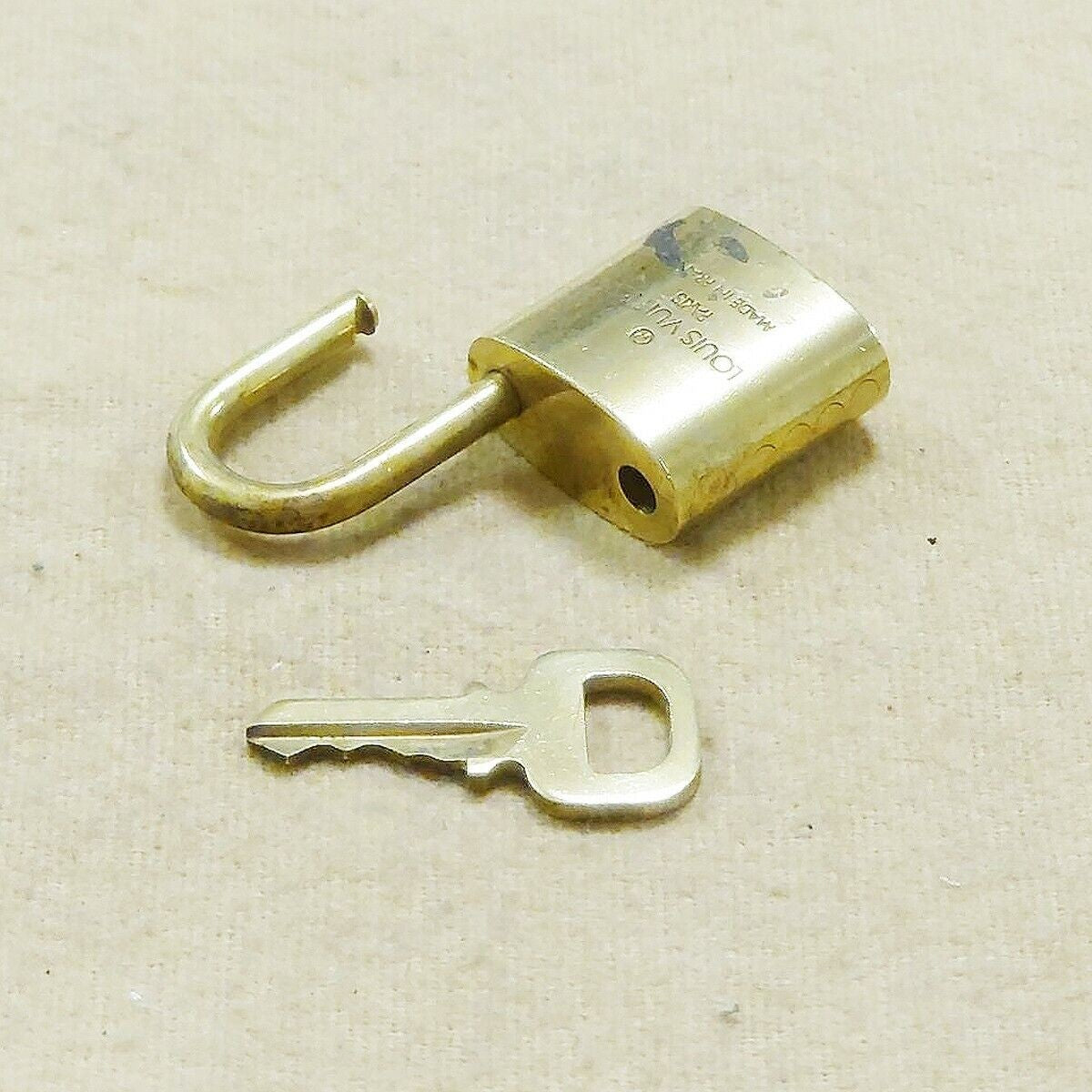 LOUIS VUITTON LV 10 SET PADLOCK KEY BAG CHARM CADENA GOLD PLATED FRANCE 36HA043