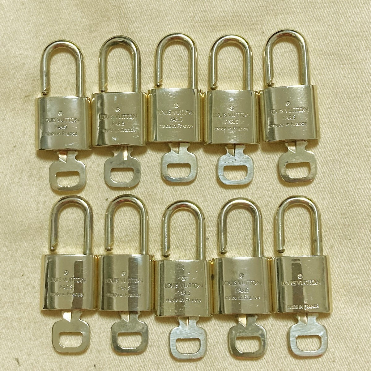 LOUIS VUITTON LV 10 SET PADLOCK KEY CHARM CADENA GOLD-PLATED FRANCE 31PDA229