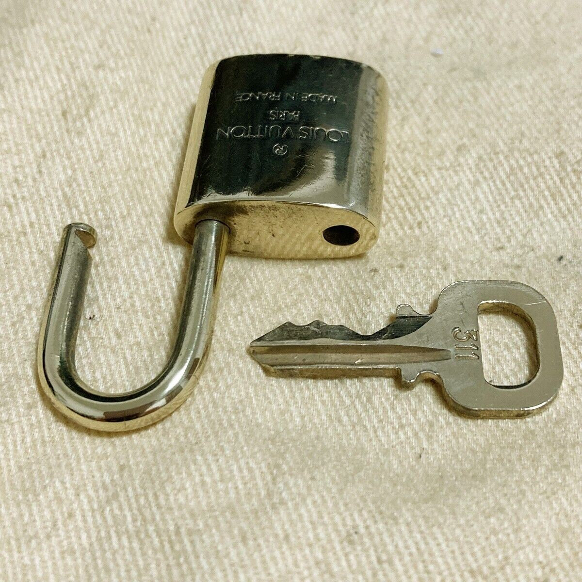LOUIS VUITTON LV 10 SET PADLOCK KEY CHARM CADENA GOLD-PLATED FRANCE 37PDA165