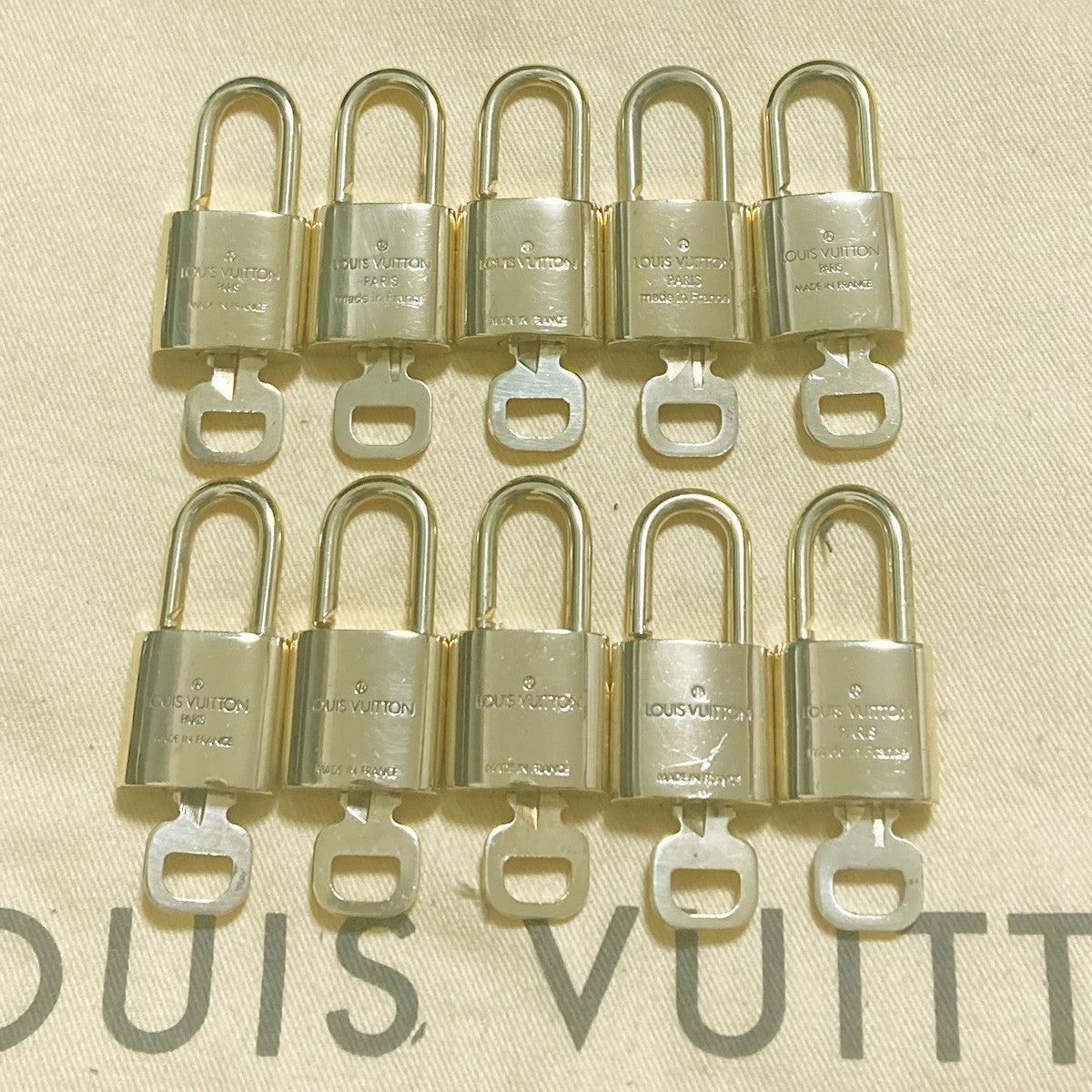 LOUIS VUITTON LV 10 SET PADLOCK KEY CHARM CADENA GOLD-PLATED FRANCE 39PDA294