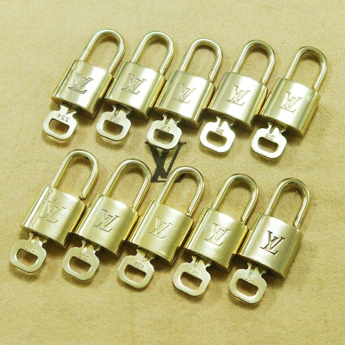 LOUIS VUITTON LV 10 SET PADLOCK KEY BAG CHARM CADENA GOLD PLATED FRANCE 33HA079