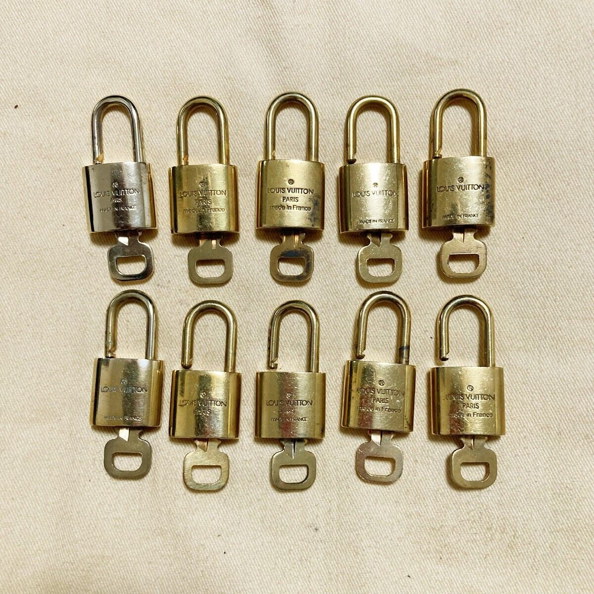 LOUIS VUITTON LV 10 SET PADLOCK KEY BAG CHARM CADENA GOLD PLATED FRANCE 35PDA067