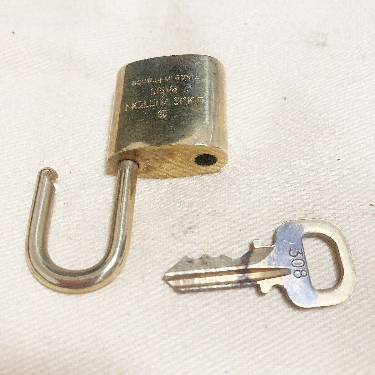 LOUIS VUITTON LV 10 SET PADLOCK KEY BAG CHARM CADENA GOLD PLATED FRANCE 35YB037
