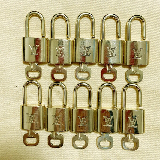 AUTHENTIC LOUIS VUITTON LV 10 SET PADLOCK KEY CHARM CADENA GOLD FRANCE 31PDA143