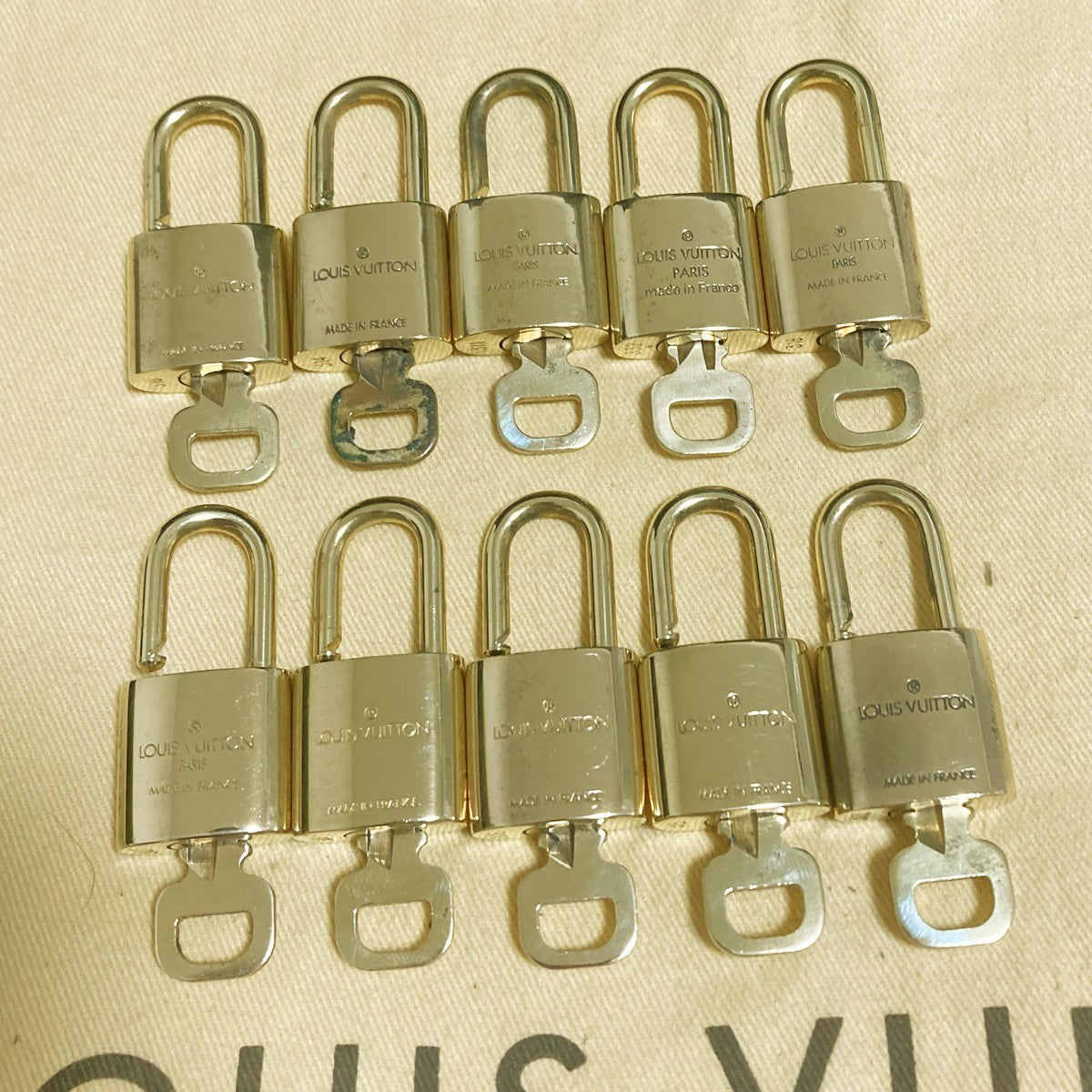 LOUIS VUITTON LV 10 SET PADLOCK KEY CHARM CADENA GOLD-PLATED FRANCE 06PDA287