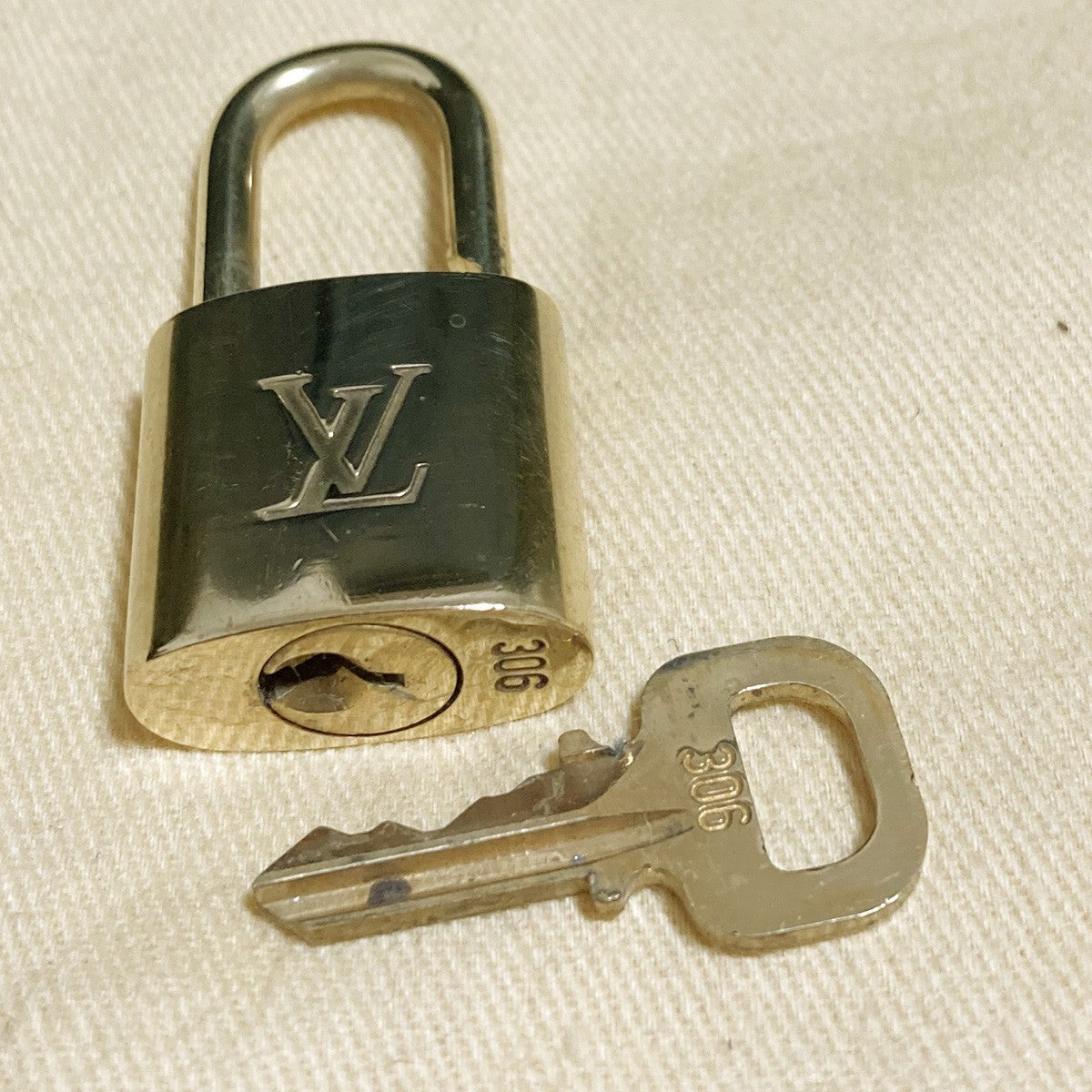 LOUIS VUITTON LV 10 SET PADLOCK KEY CHARM CADENA GOLD-PLATED FRANCE 37PDA261