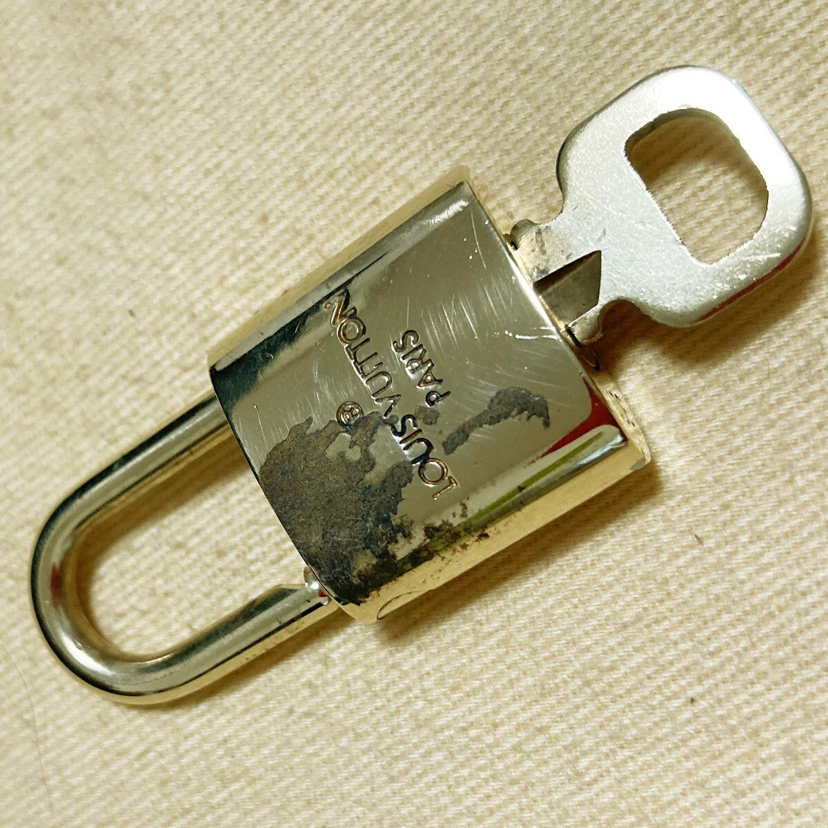 LOUIS VUITTON LV 10 SET PADLOCK KEY CHARM CADENA GOLD-PLATED FRANCE 80PDA139