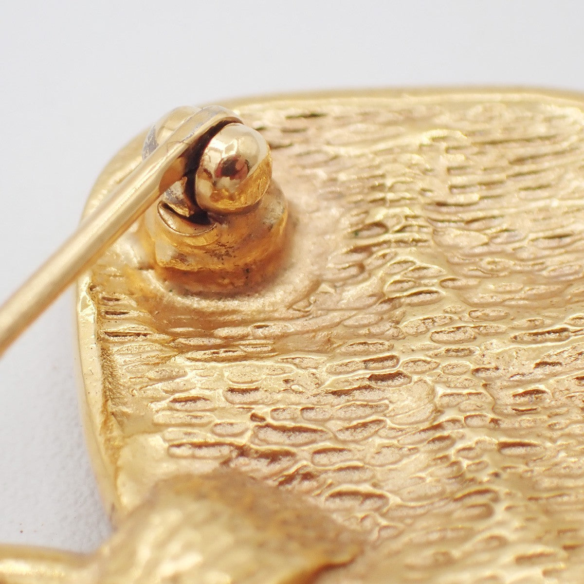 CHANEL Matelasse Pin Brooch Gold-Plated France Accessory Vintage 30RL990