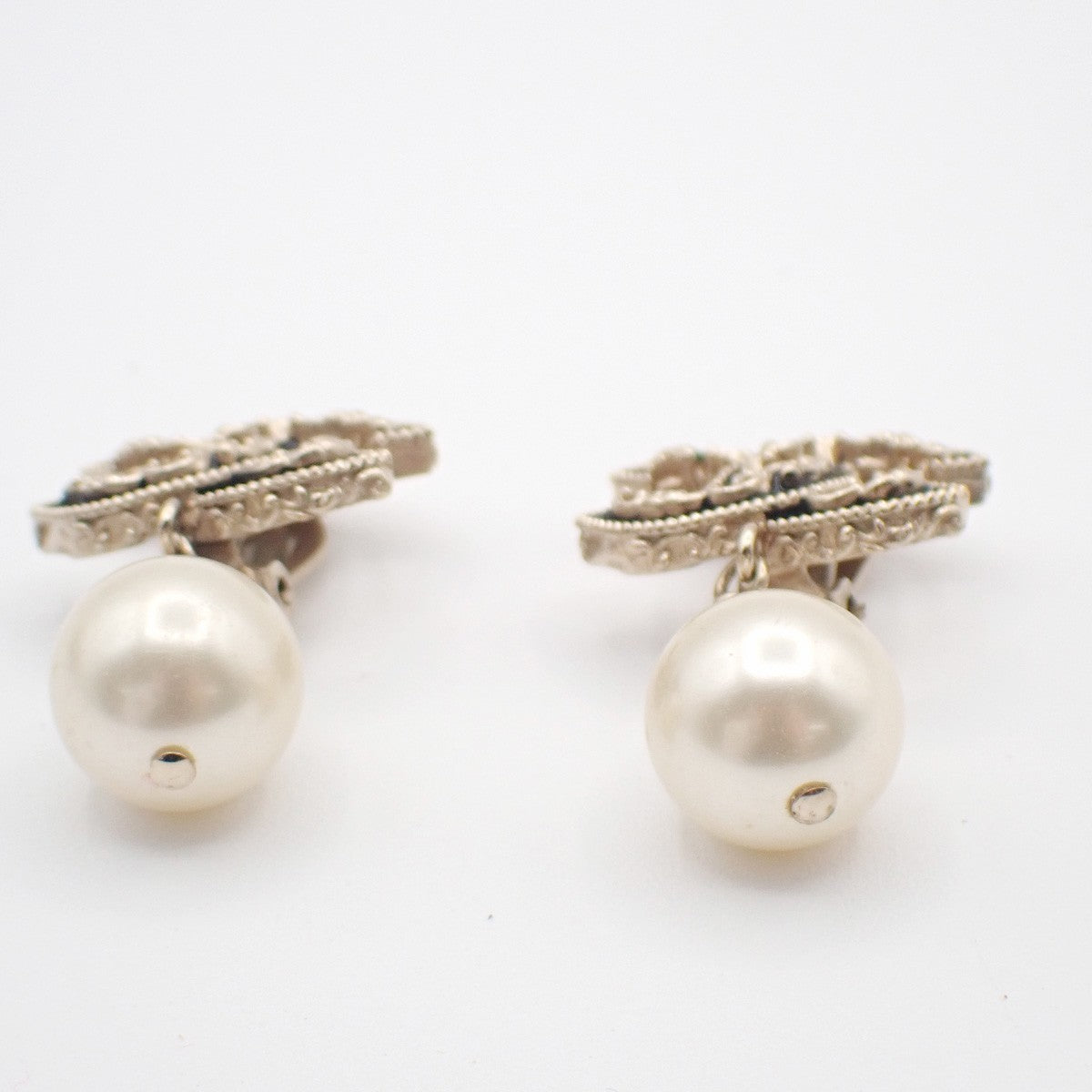 CHANEL CC Logo Immitation Pearl Swing Earrings Clip-on B13C Gold Italy 84RL895