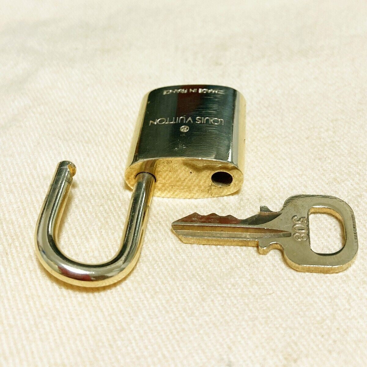LOUIS VUITTON LV 10 SET PADLOCK KEY BAG CHARM CADENA GOLD PLATED FRANCE 65PDA043