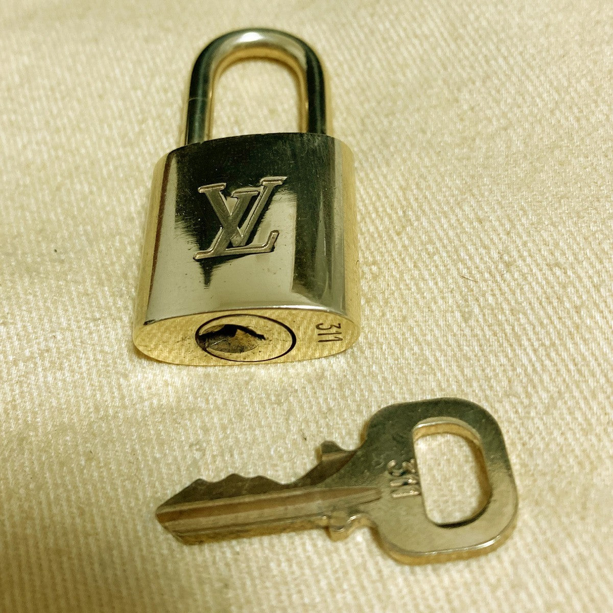 LOUIS VUITTON LV 10 SET PADLOCK KEY CHARM CADENA GOLD-PLATED FRANCE 37PDA271