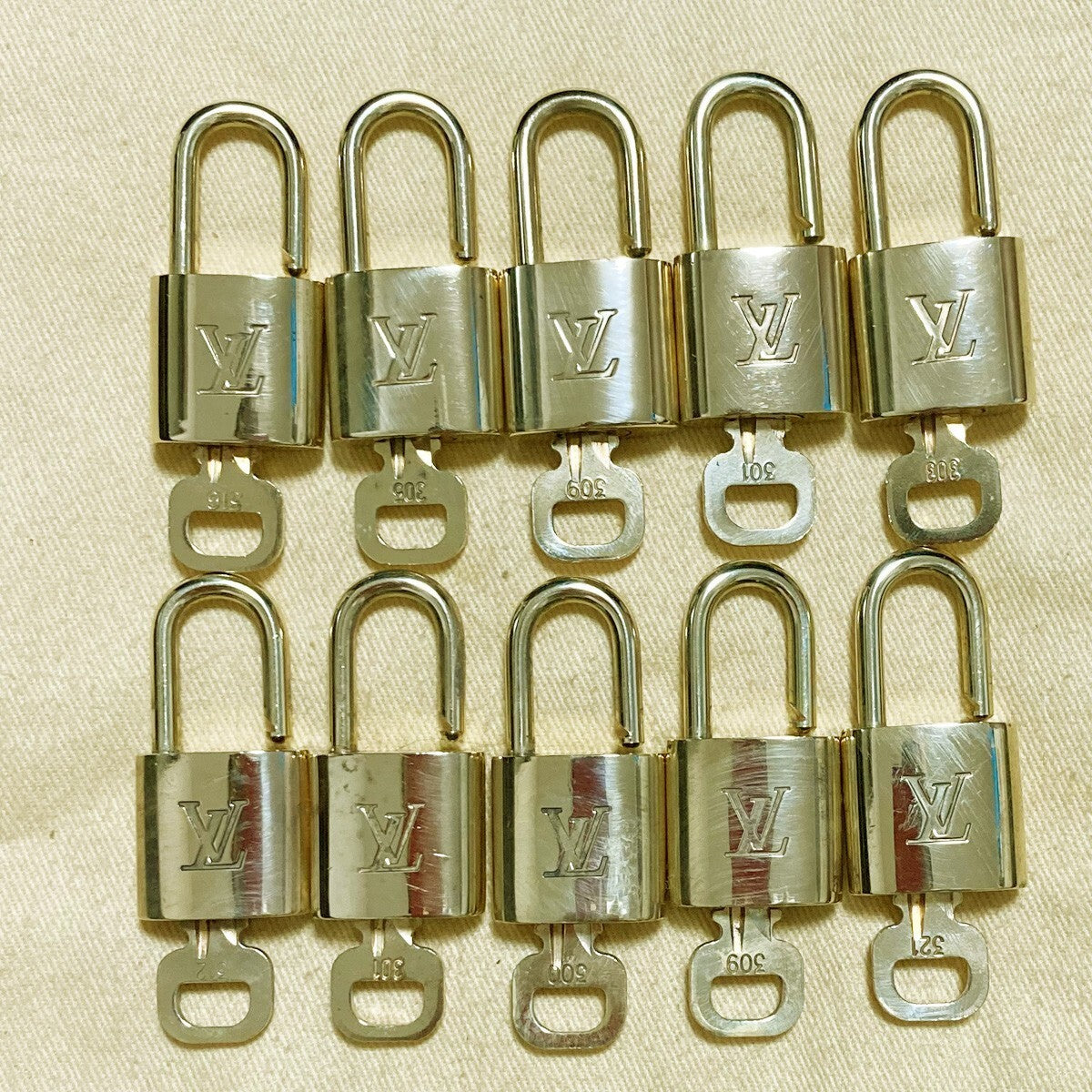LOUIS VUITTON LV 10 SET PADLOCK KEY CHARM CADENA GOLD-PLATED FRANCE 31PDA140