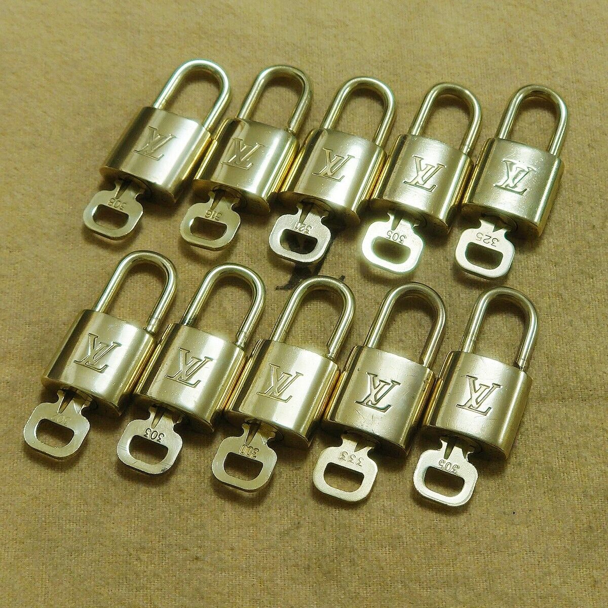 LOUIS VUITTON LV 10 SET PADLOCK KEY BAG CHARM CADENA GOLD PLATED FRANCE 65HA125