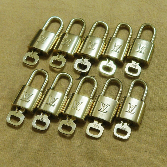 LOUIS VUITTON LV 10 SET PADLOCK KEY BAG CHARM CADENA GOLD PLATED FRANCE 65HA125