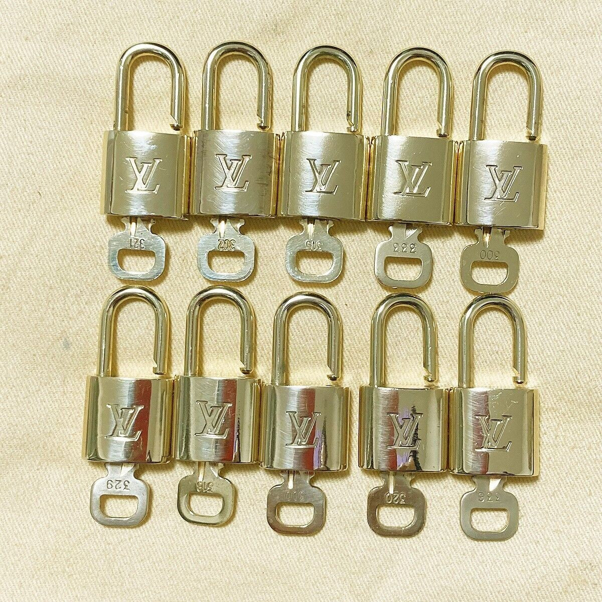 AUTHENTIC LOUIS VUITTON LV 10 SET PADLOCK KEY CHARM CADENA GOLD FRANCE 37PDA117