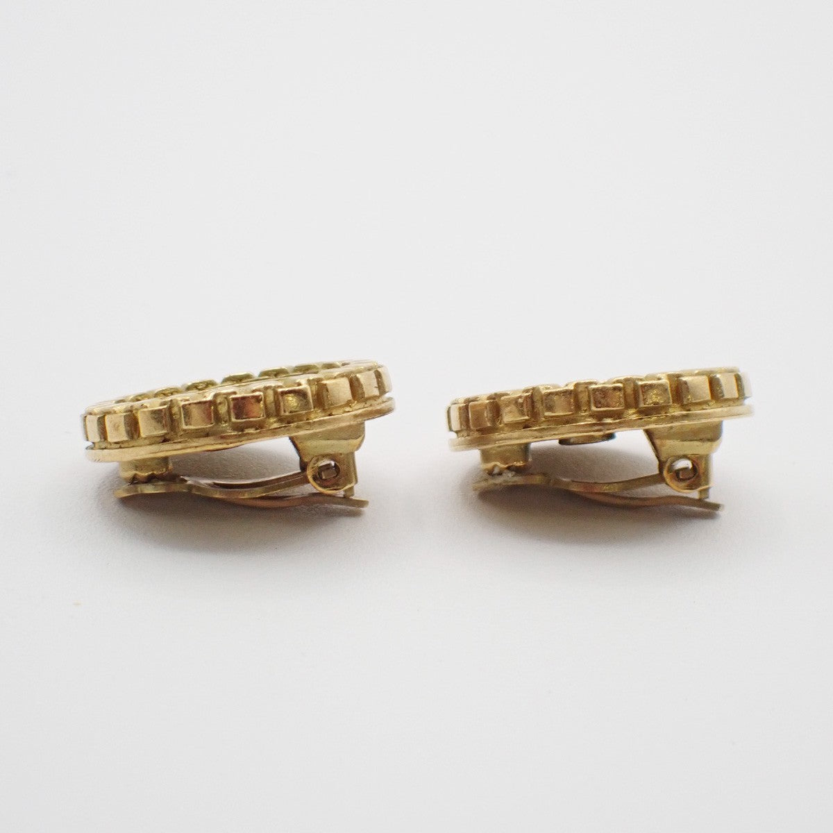 CHANEL CC Logo Round Button Earrings 95P Clip-On Gold GHW France Vintage 67RL677