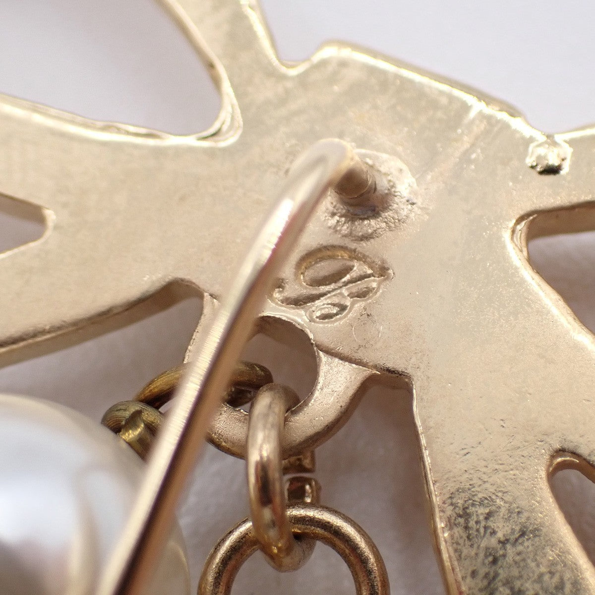 SALVATORE FERRAGAMO Logo Imitation Pearl Bow Shoes Charm Pin Brooch Gold 03KP067