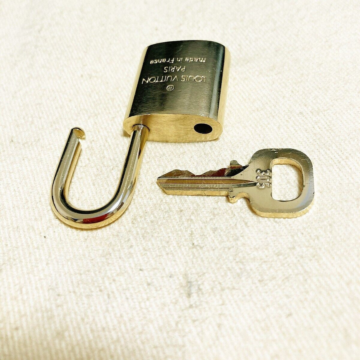 LOUIS VUITTON LV 10 SET PADLOCK KEY BAG CHARM CADENA GOLD PLATED FRANCE 37PDA094