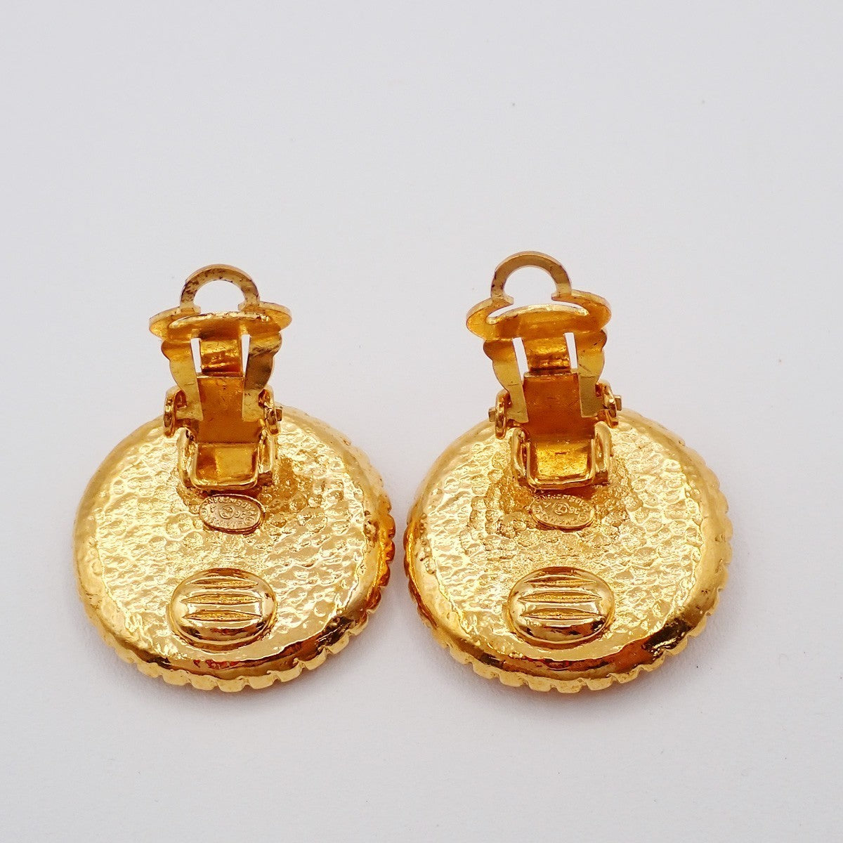 CHANEL CC Logo Round Button Earrings 96A Clip-On Gold France Vintage 80RL495