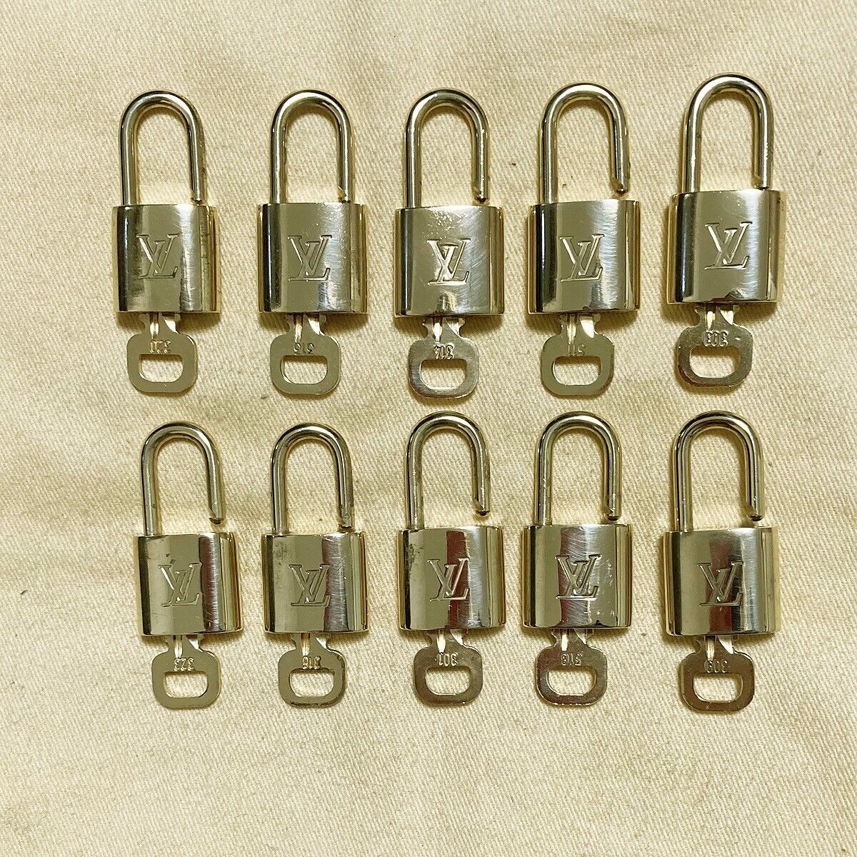 LOUIS VUITTON LV 10 SET PADLOCK KEY BAG CHARM CADENA GOLD PLATED FRANCE 80PDA088