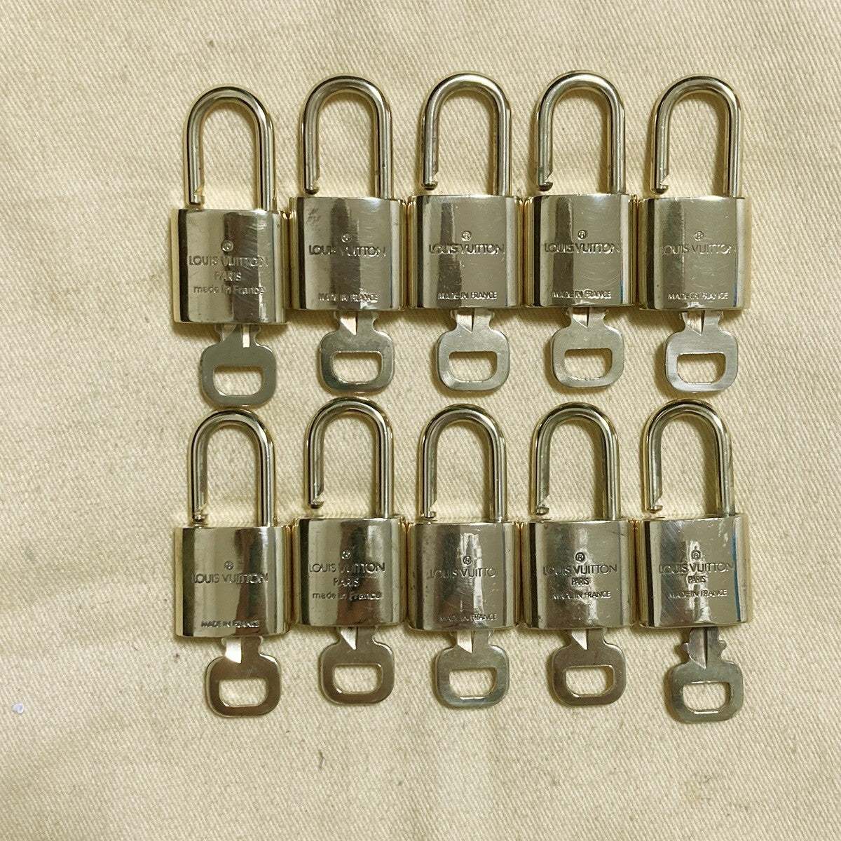 LOUIS VUITTON LV 10 SET PADLOCK KEY CHARM CADENA GOLD-PLATED FRANCE 33PDA173