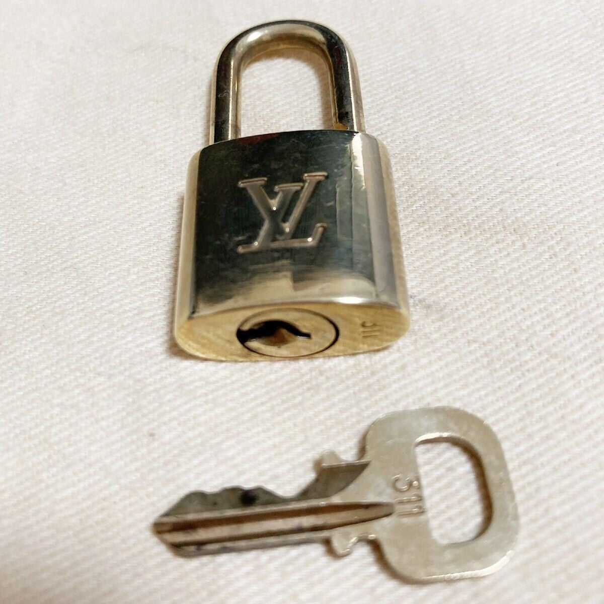 LOUIS VUITTON LV 10 SET PADLOCK KEY BAG CHARM CADENA GOLD PLATED FRANCE 35YB050
