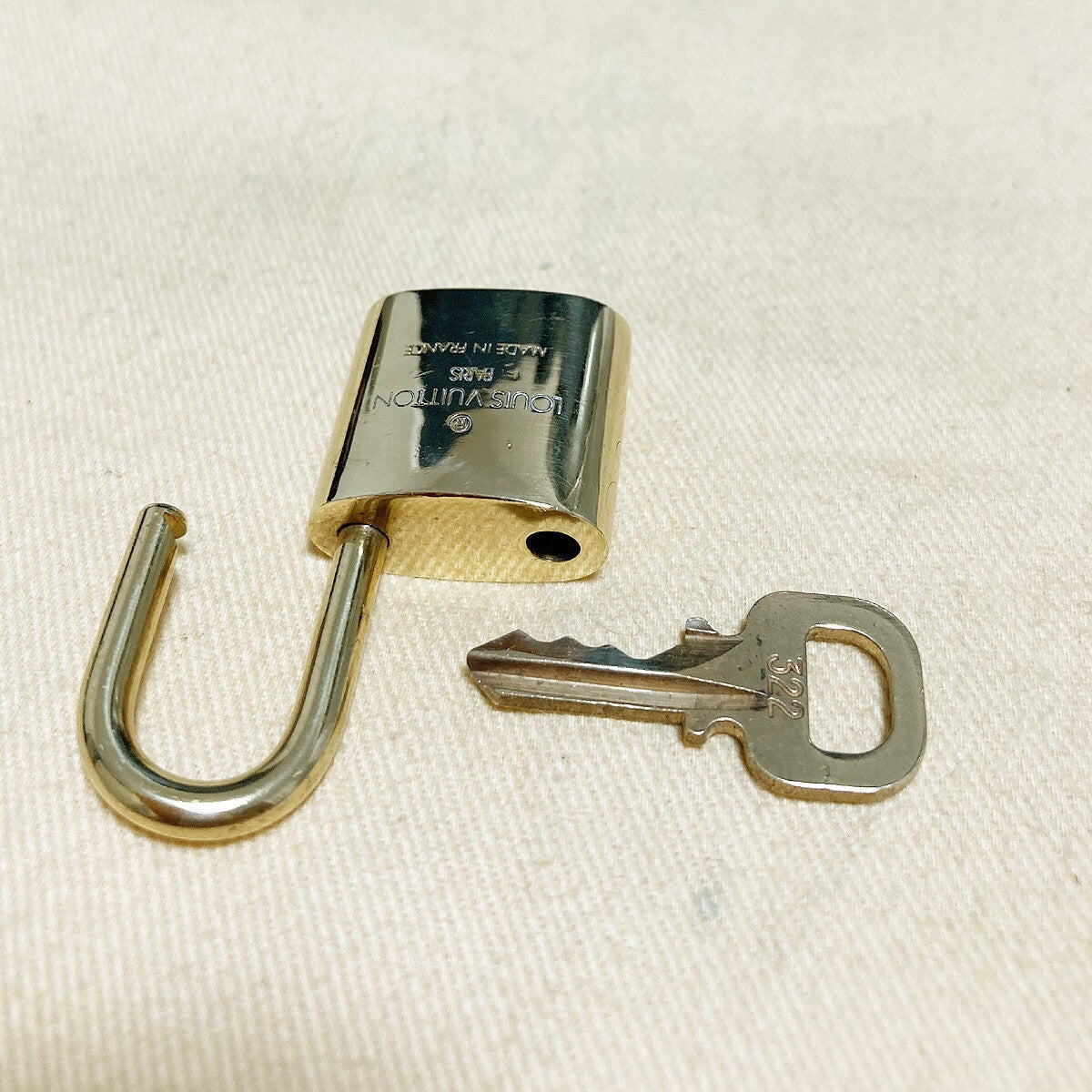 LOUIS VUITTON LV 10 SET PADLOCK KEY BAG CHARM CADENA GOLD PLATED FRANCE 37PDA028