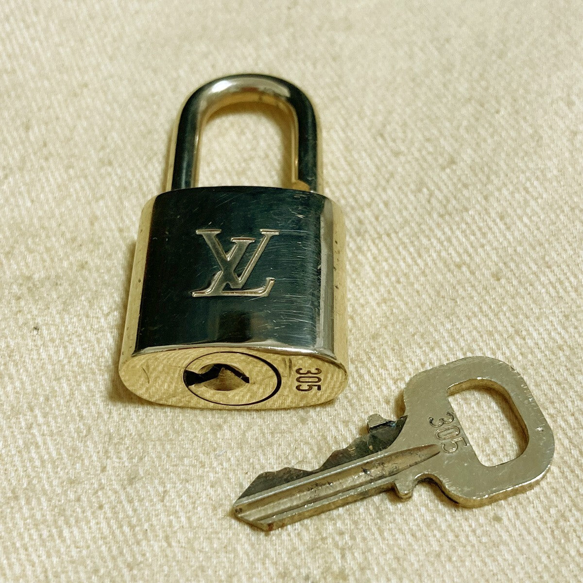 LOUIS VUITTON LV 10 SET PADLOCK KEY CHARM CADENA GOLD-PLATED FRANCE 37PDA142