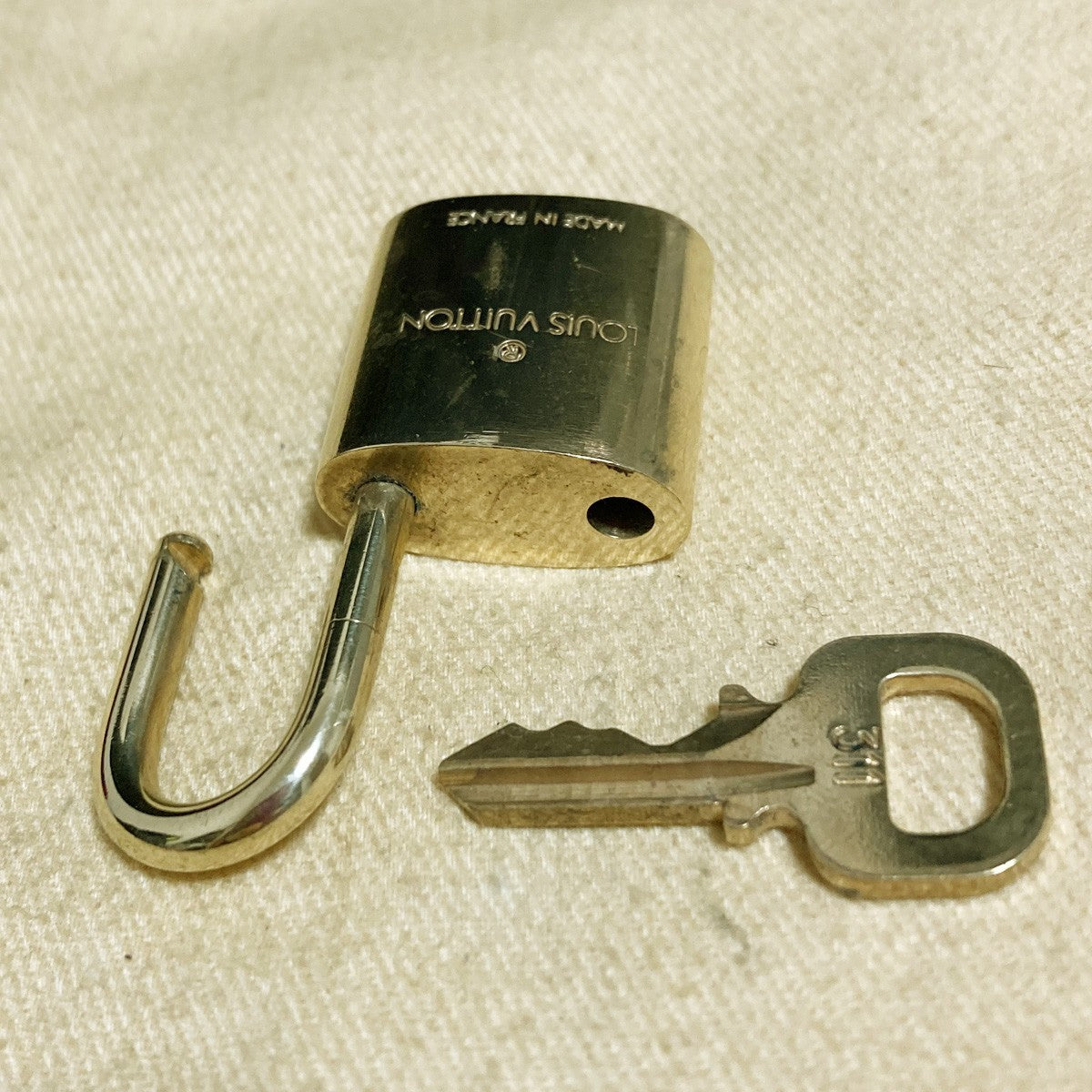 LOUIS VUITTON LV 10 SET PADLOCK KEY CHARM CADENA GOLD-PLATED FRANCE 37PDA271
