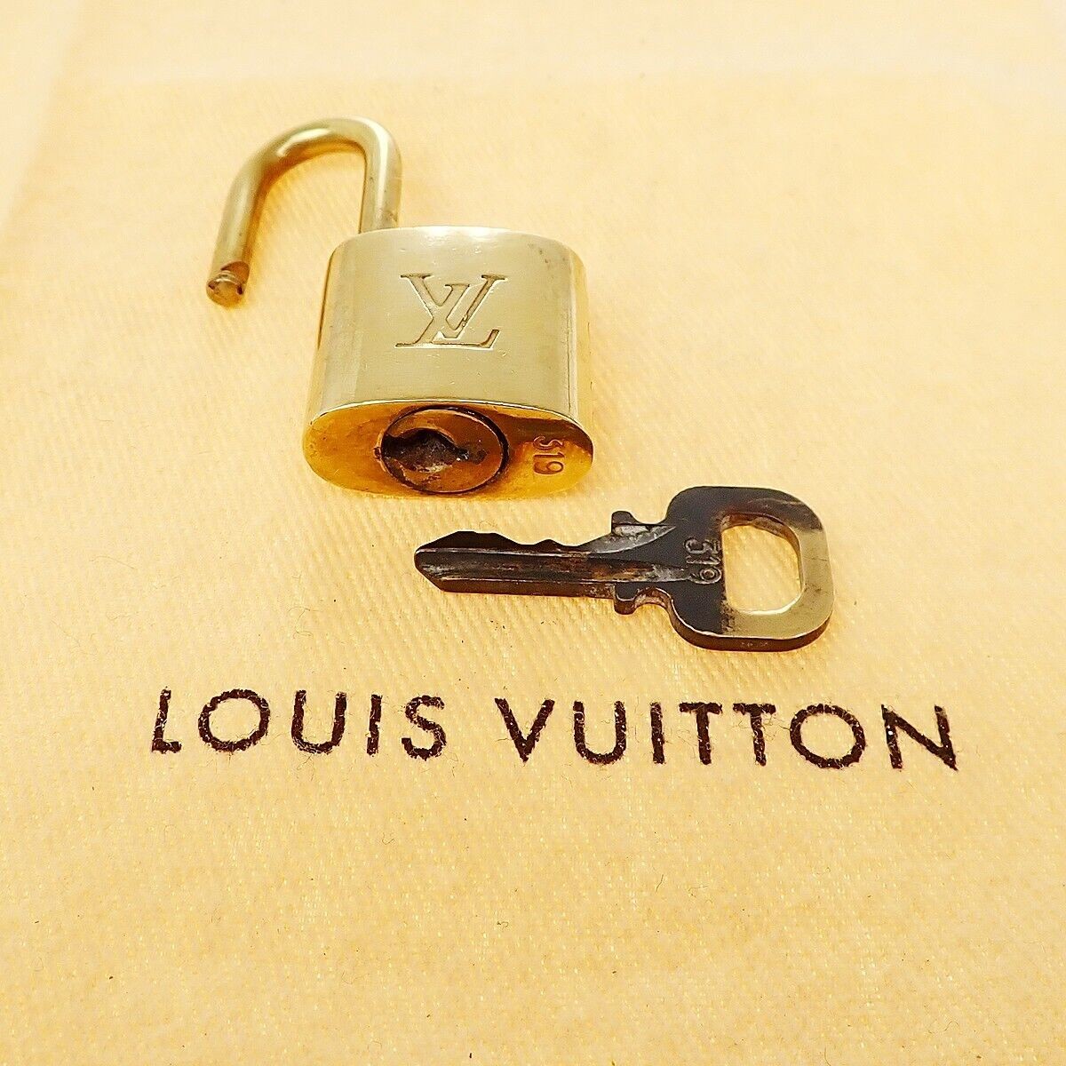 LOUIS VUITTON LV 10 Set Padlock cadena Key Bag Charm Gold Plated France 31YE762