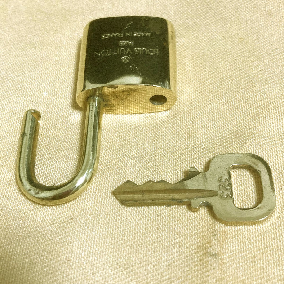 LOUIS VUITTON LV 10 SET PADLOCK KEY CHARM CADENA GOLD-PLATED FRANCE 37PDA316