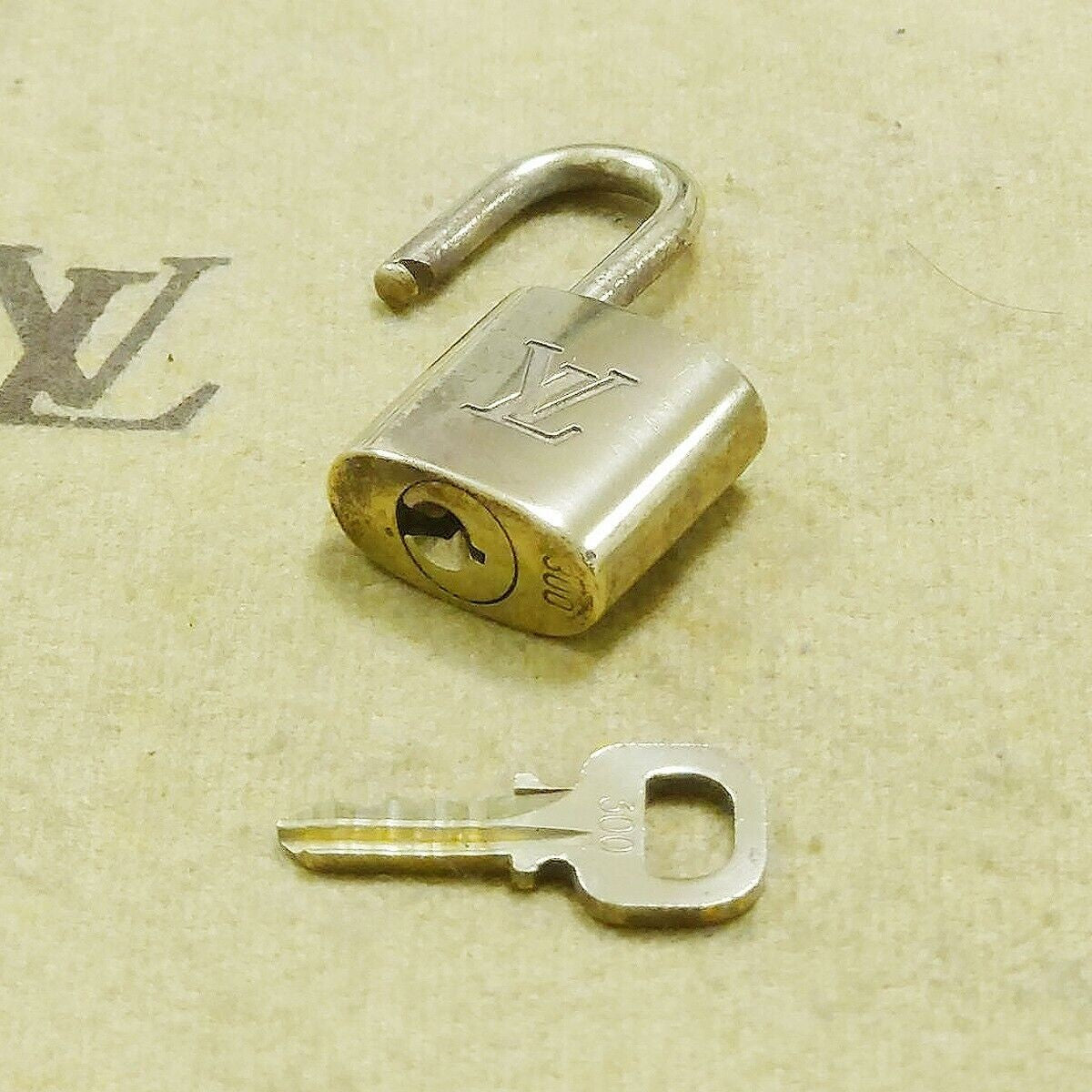 LOUIS VUITTON LV 10 SET PADLOCK KEY BAG CHARM CADENA GOLD PLATED FRANCE 33HA074