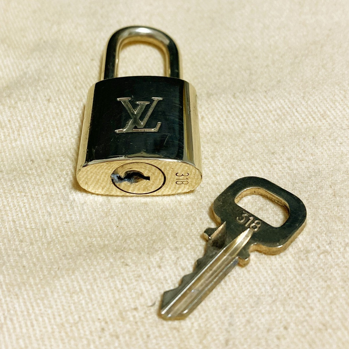LOUIS VUITTON LV 10 SET PADLOCK KEY CHARM CADENA GOLD-PLATED FRANCE 39PDA166