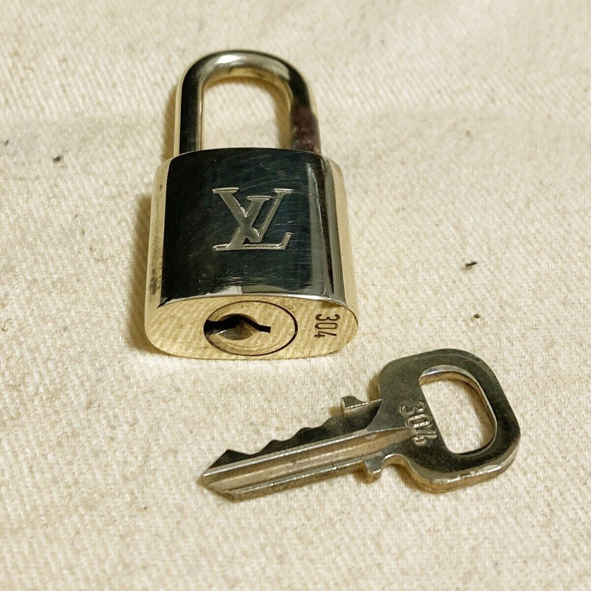 LOUIS VUITTON LV 10 SET PADLOCK KEY CHARM CADENA GOLD-PLATED FRANCE 33PDA164
