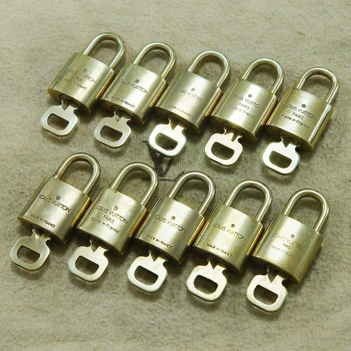 LOUIS VUITTON LV 10 SET PADLOCK KEY BAG CHARM CADENA GOLD PLATED FRANCE 65HA167