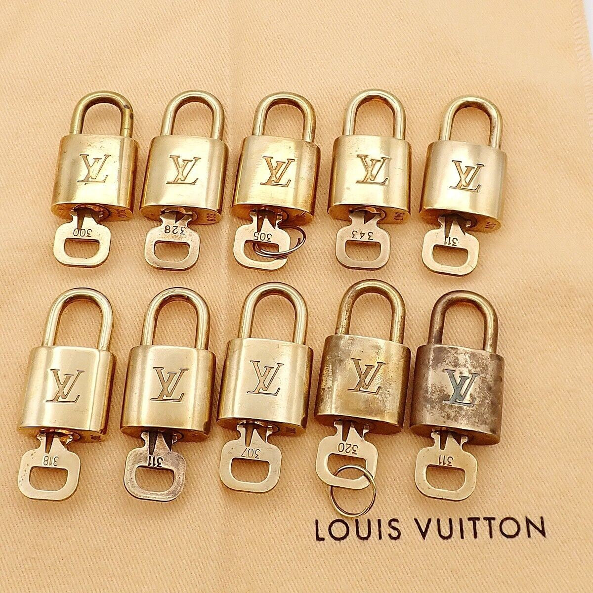 LOUIS VUITTON LV 10 Set Padlock cadena Key Bag Charm Gold Plated France 37YE758