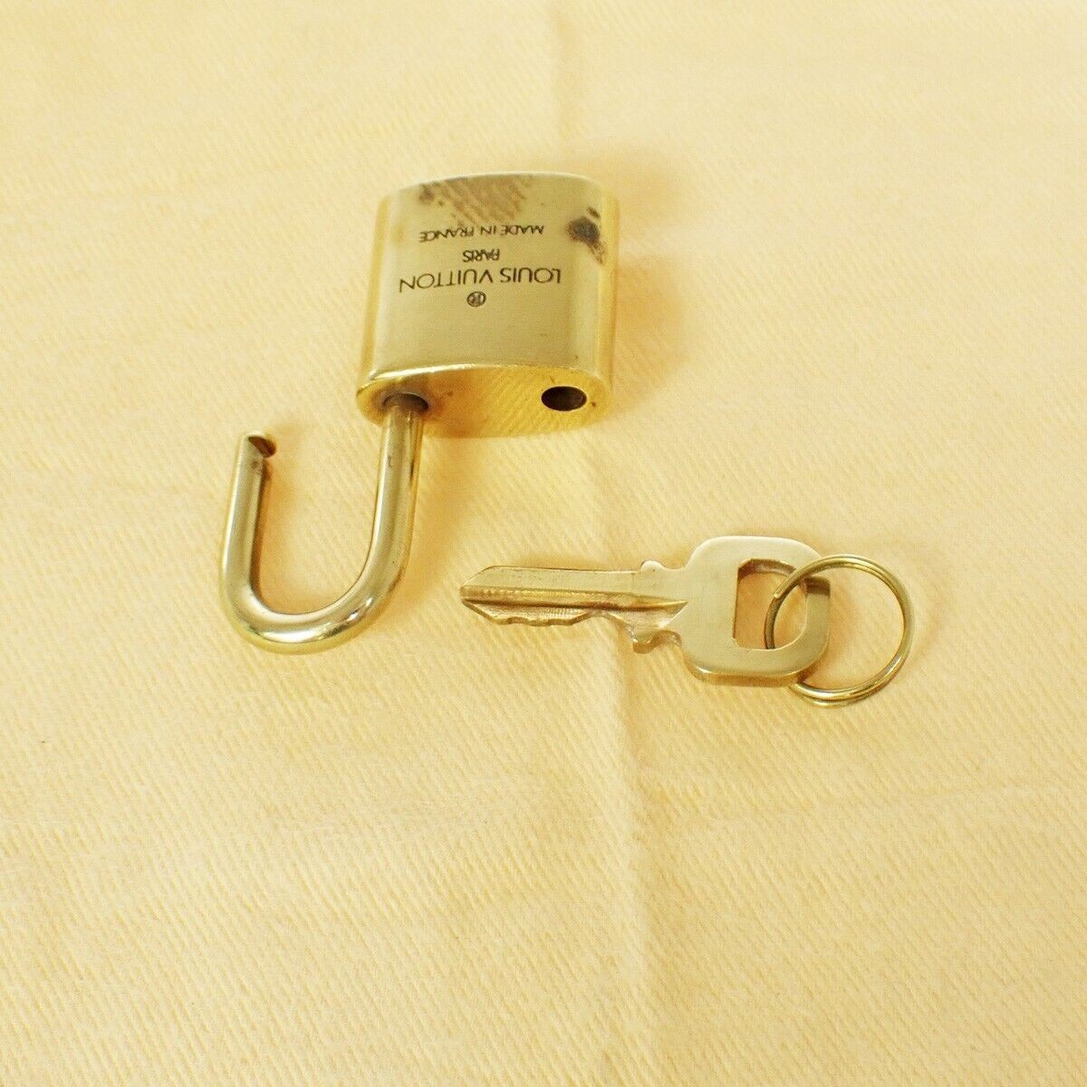 LOUIS VUITTON LV 10 SET PADLOCK KEY BAG CHARM CADENA GOLD PLATED FRANCE 33SH954