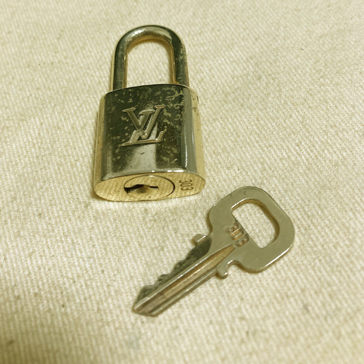 LOUIS VUITTON LV 10 SET PADLOCK KEY CHARM CADENA GOLD-PLATED FRANCE 61PDA239