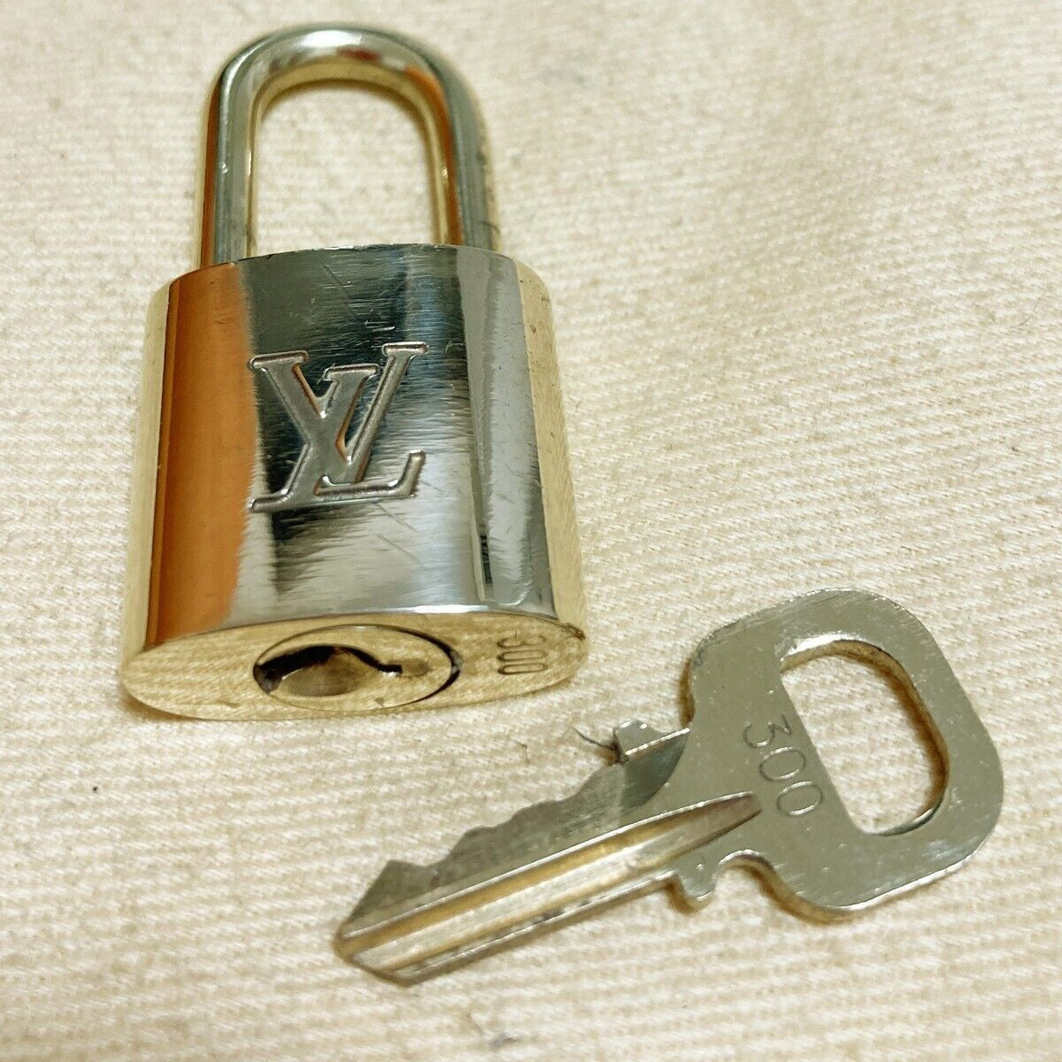 LOUIS VUITTON LV 10 SET PADLOCK KEY BAG CHARM CADENA GOLD PLATED FRANCE 39PDA099
